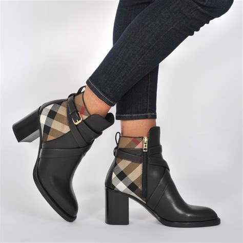 burberry vaughan check boots in black smooth calfskin and cotton|Burberry house check boots.